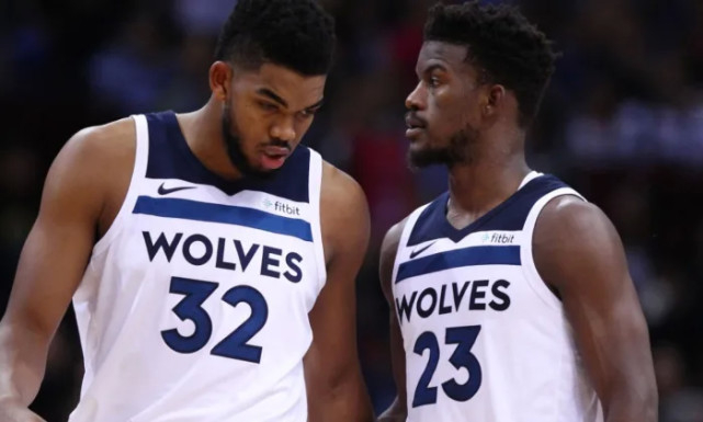 拜仁客战斯图加特：雅克松、金玟哉首发，乌尔比希出战（拜仁客场挑战斯图加特：雅克松、金玟哉先发，乌尔比希登场）