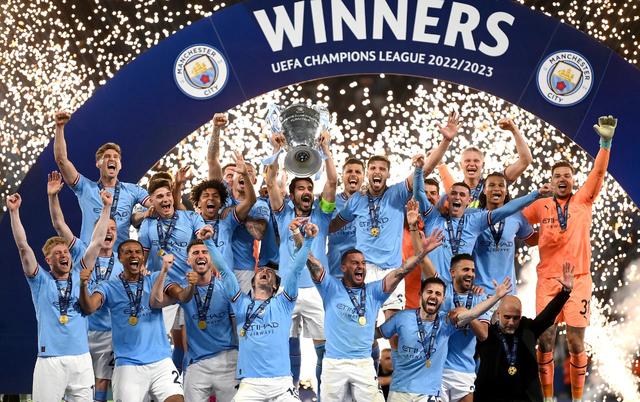 足球国足忙碌备战，训练场加练至夜晚（国足全力备战，训练加练到深夜）