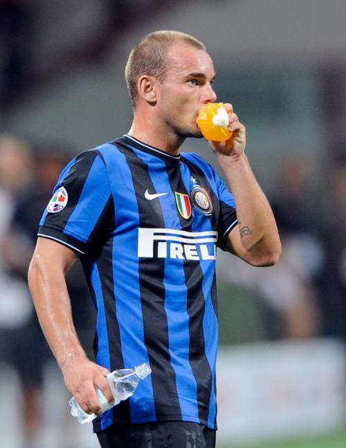 传记作者：莱万曾不满哈维的训练，他在波兰和拜仁都曾施压换帅（传记作者称：莱万不满哈维训练方式，曾在波兰与拜仁推动更换主帅）