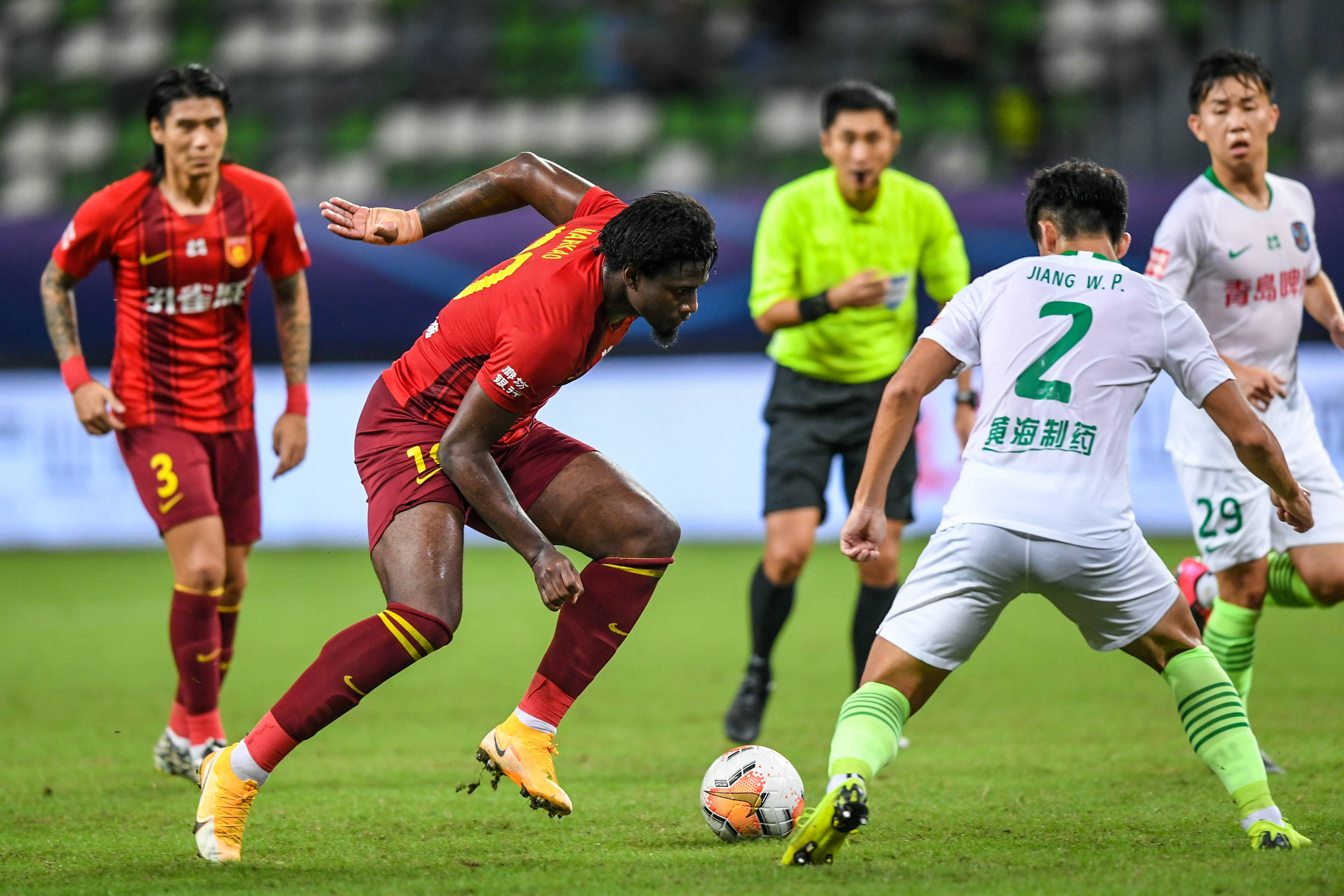 在与新西兰女足的友谊赛中，克尔受邀在一位球迷的孕肚上签名（友谊赛对阵新西兰女足，克尔受邀为球迷孕肚签名）