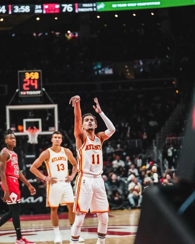 传奇门将正式退役，全场球迷起立致敬（传奇门将宣布挂靴，现场球迷起立致意）